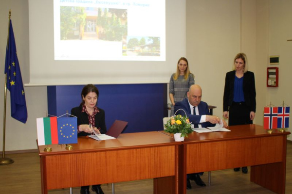 Deputy Minister Petrova and the Mayor оf Pomorie Ivan Aleksiev